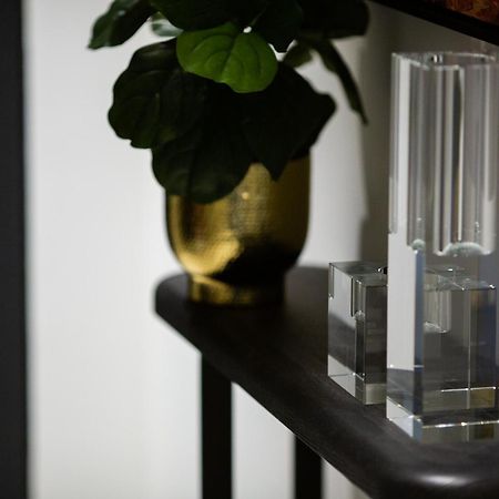 天空之城套房绿色广场酒店 悉尼 外观 照片 A vase and candle holder