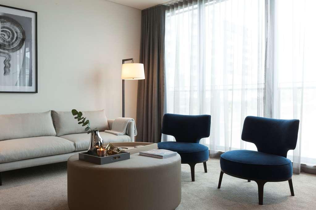 天空之城套房绿色广场酒店 悉尼 便利设施 照片 A living room at The Standard East Village