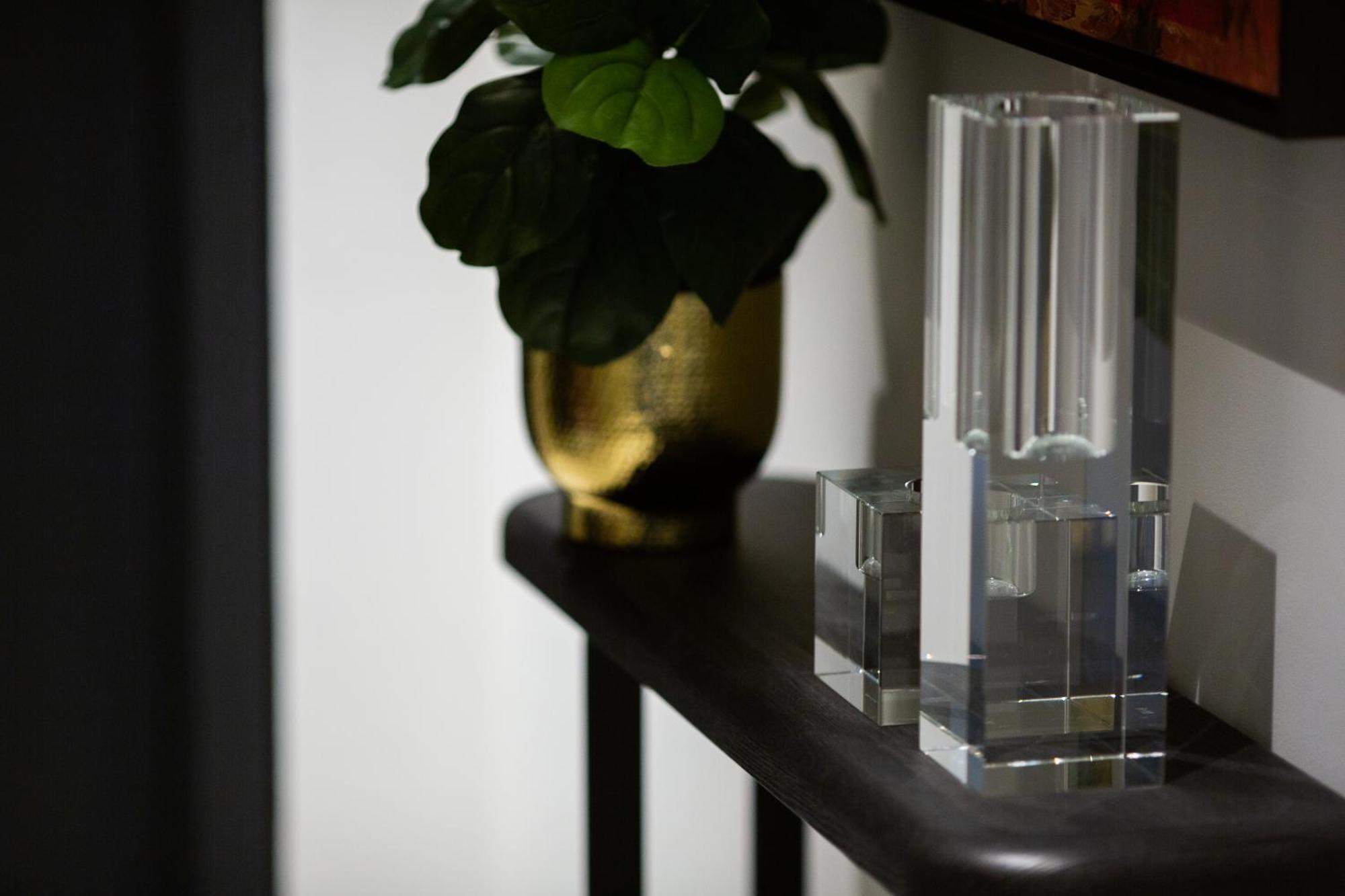 天空之城套房绿色广场酒店 悉尼 外观 照片 A vase and candle holder