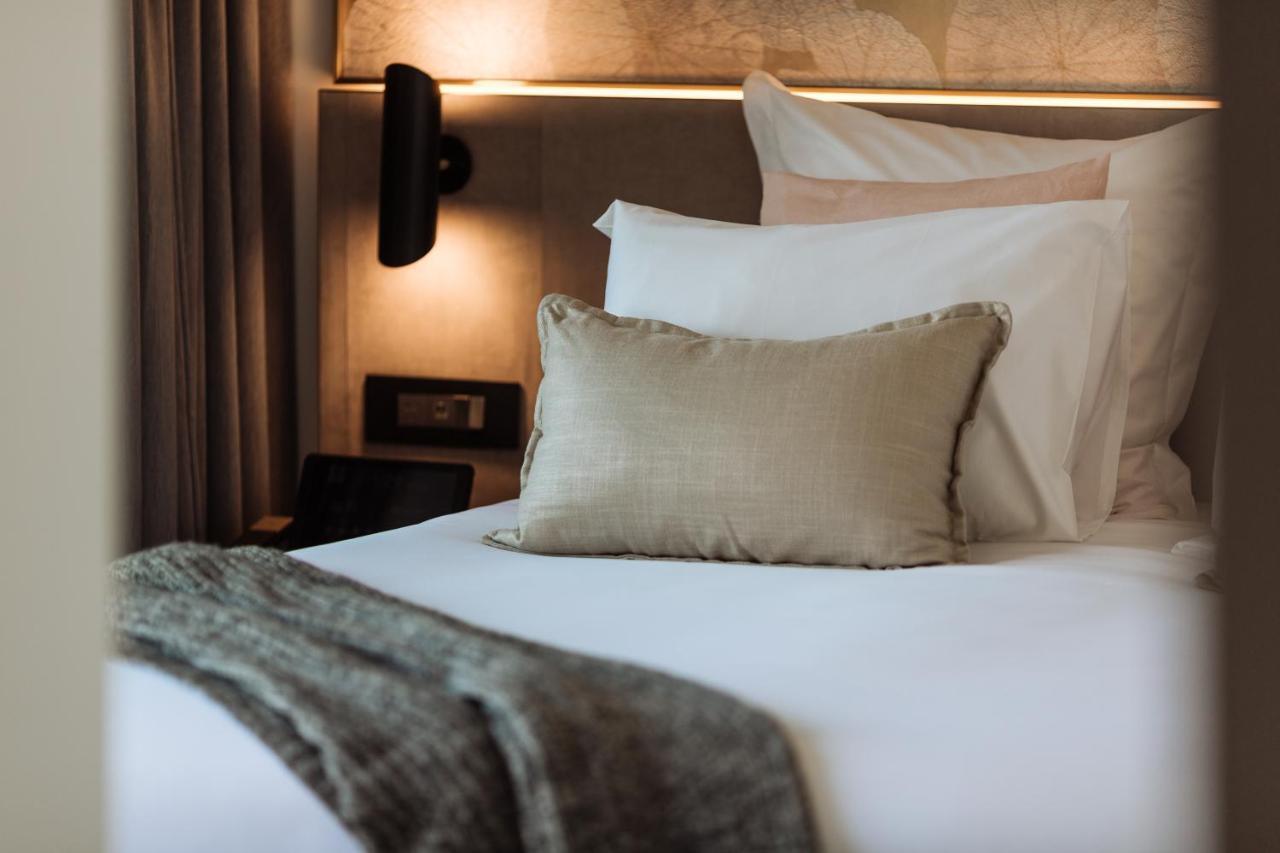 天空之城套房绿色广场酒店 悉尼 外观 照片 A bed with a throw