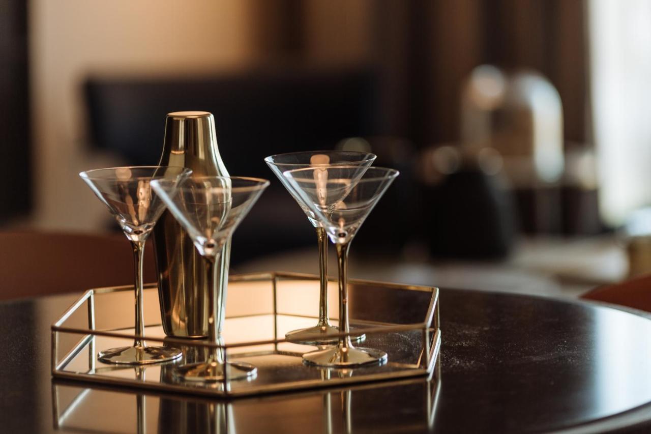 天空之城套房绿色广场酒店 悉尼 外观 照片 A martini shaker and glasses