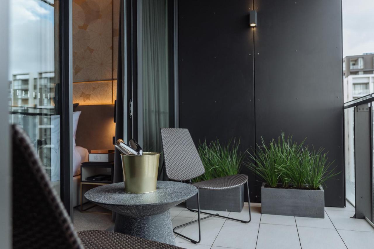 天空之城套房绿色广场酒店 悉尼 外观 照片 The balcony of a penthouse apartment at The Standard London