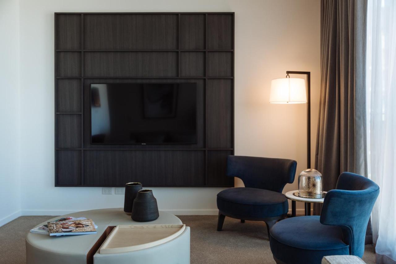 天空之城套房绿色广场酒店 悉尼 外观 照片 A television set in a hotel room