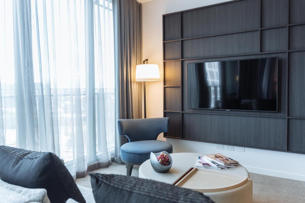 天空之城套房绿色广场酒店 悉尼 外观 照片 A living room at the Ritz-Carlton, Kuala Lumpur