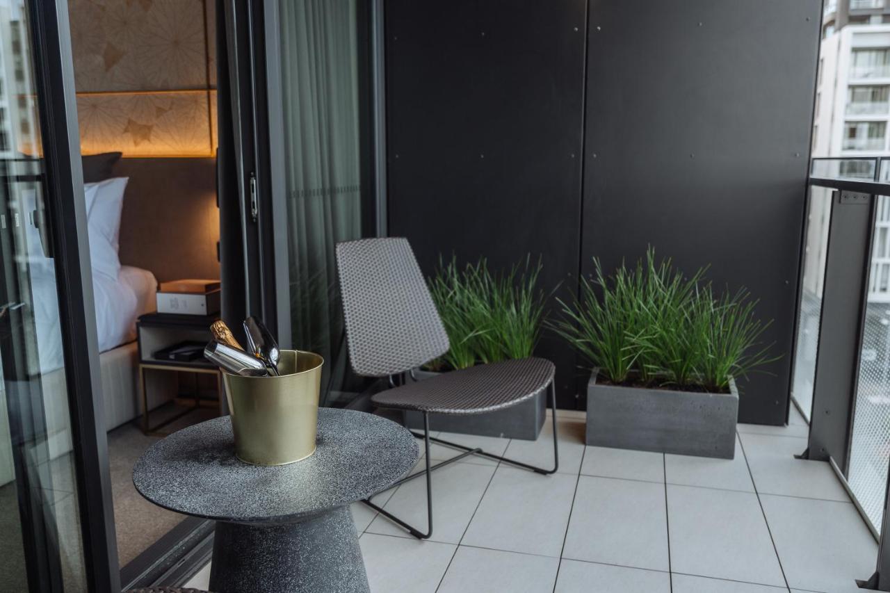 天空之城套房绿色广场酒店 悉尼 外观 照片 A balcony in a hotel room