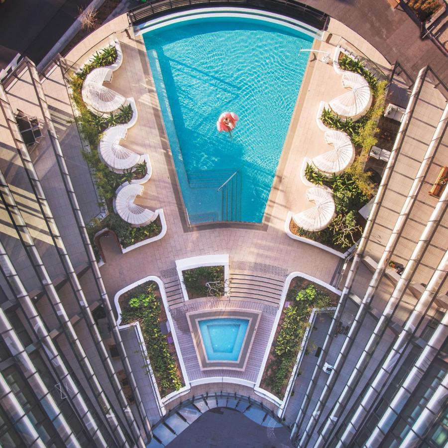 天空之城套房绿色广场酒店 悉尼 外观 照片 The pool at the 1018